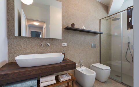 Villa Camporeale: Bagno, Interior Design, Pavimentazione, Idraulico Fixture, Pavimento, Parete, Lavandino Del Bagno, Lavello, Specchio, Legna