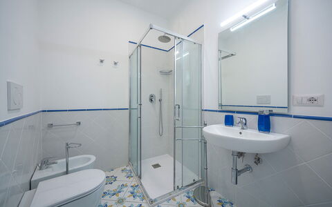 Maison Maiori: Idraulico Fixture, Pavimentazione, Bagno, Pavimento, Interior Design, Lavello, Rubinetto, Lavandino Del Bagno, Soffitto, Idraulico