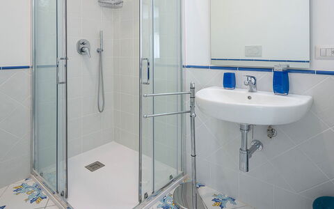 Maison Maiori: Bagno, Idraulico Fixture, Pavimentazione, Pavimento, Lavello, Interior Design, Rubinetto, Idraulico, Lavandino Del Bagno, Doccia
