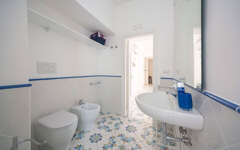 Maison Maiori: Pavimentazione, Pavimento, Interior Design, Idraulico Fixture, Piastrella, Materiale Composito, Idraulico, Bagno, Rubinetto