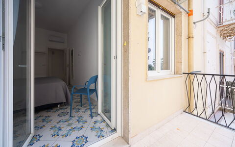 Maison Maiori: Pavimentazione, Pavimento, Porta, Appartamento, Porta A Casa, Balcone, Color Legno