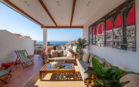 Casa Mario: Mobilia, Legna, Tavolo, Sedia, Interior Design, Pavimento, Appartamento, Balcone, Mobili Da Esterno, Mare