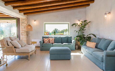 Villa del Sole: Mobilia, Interior Design, Divano, Pavimentazione, Tavolo, Legna, Pavimento, Soggiorno, Sedia, Camera