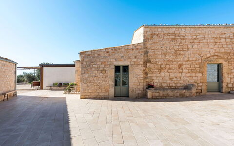 Villa del Sole: Cielo, Parete, Architettura, Materiale Composito, Brick, Calcestruzzo, Muratura, Shade, Piastrella