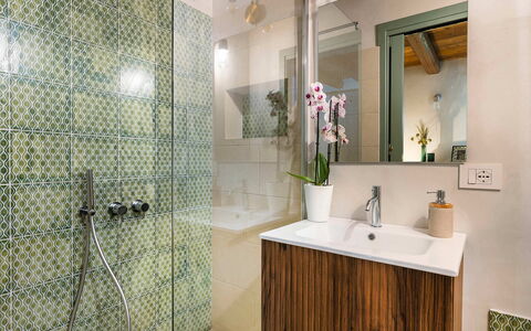 Villa del Sole: Bagno, Interior Design, Idraulico Fixture, Pavimentazione, Pavimento, Mobiletto Del Bagno, Lavello, Rubinetto, Lavandino Del Bagno, Piastrella