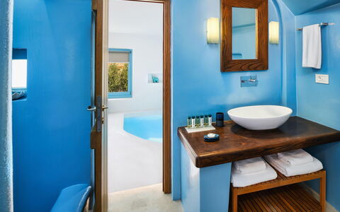 Villa Apanema: Blu, Parete, Interior Design, Idraulico Fixture, Soffitto, Pavimentazione, Mobilia, Pavimento, Illuminazione, Bagno
