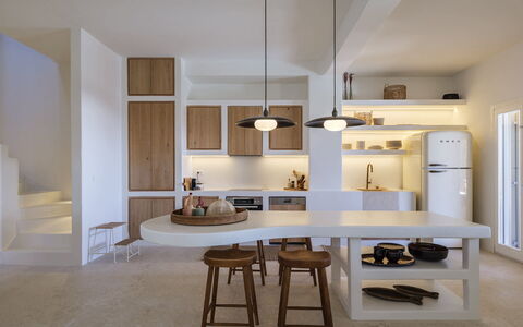 Villa Medea: Interior Design, Lampada, Mobilia, Soffitto, Cucina, Pavimentazione, Legna, Controsoffitto, Illuminazione, Pavimento