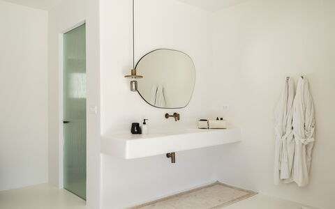 Villa Medea: Parete, Idraulico Fixture, Interior Design, Bagno, Lavandino Del Bagno, Pavimentazione, Rubinetto, Pavimento, Specchio, Lampada