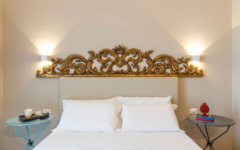 Villa Monica: Parete, Interior Design, Camera Da Letto, Lenzuolo, Illuminazione, Bedding, Biancheria, Letto, Casa, Telaio Del Letto
