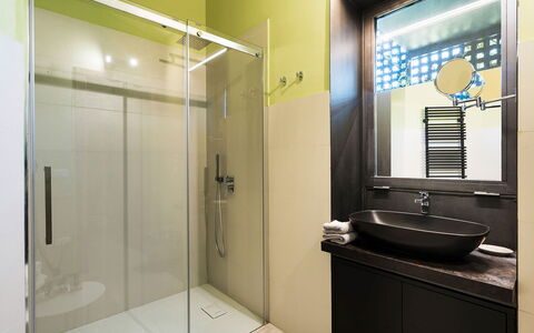 Villa Monica: Bagno, Idraulico Fixture, Interior Design, Pavimentazione, Parete, Pavimento, Rubinetto, Mobiletto Del Bagno, Lavandino Del Bagno, Idraulico