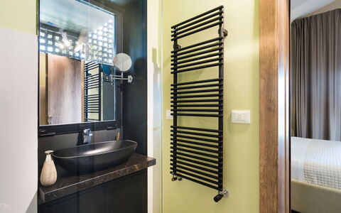 Villa Monica: Interior Design, Pavimentazione, Pavimento, Camera, Appartamento, Idraulico Fixture, Per Finestre, Idraulico, Design, Finestra Trattamento