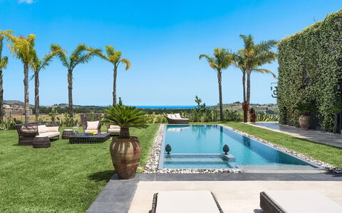Villa Monica: Ricorrere, Piscina, Eco Hotel, Tempo Libero, Giardino, Landscaping, Estate, Hacienda, Villa