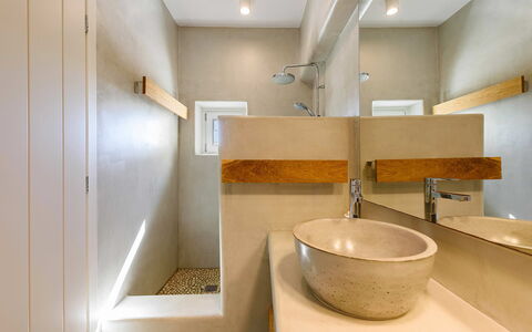 Villa Melina: Pavimentazione, Parete, Interior Design, Idraulico Fixture, Pavimento, Legna, Lavandino Del Bagno, Soffitto, Bagno, Illuminazione