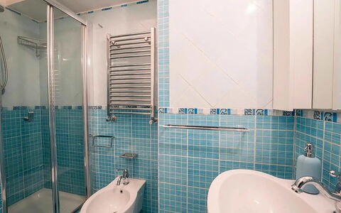 Casa Oscar: Bagno, Idraulico Fixture, Pavimentazione, Interior Design, Lavandino Del Bagno, Pavimento, Lavello, Rubinetto, Idraulico, Piastrella