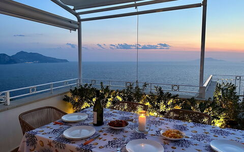 Casa Oscar: Corpo D'Acqua, Mobilia, Tavolo, Mare, Costiera E Morfologie Oceanic, Costa, Sedia, Oceano, Ricorrere, Shade
