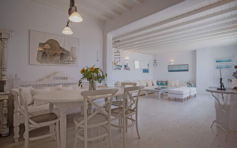 Villa Talassa: Mobilia, Interior Design, Pavimentazione, Pavimento, Sedia, Casa, Tavolo, Soffitto, Divano, Soggiorno