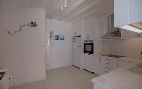 Villa Talassa: Pavimentazione, Pavimento, Interior Design, Legna, Soffitto, Controsoffitto, Mobilia, Cucina, Apparecchio Major, Illuminazione