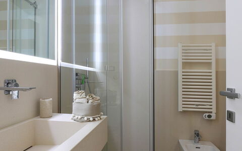 Casa Leuca: Bagno, Idraulico Fixture, Interior Design, Pavimentazione, Lavello, Pavimento, Lavandino Del Bagno, Idraulico, Rubinetto, Soffitto