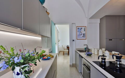 Casa Leuca: Cucina, Interior Design, Controsoffitto, Elettrodomestico Da Cucina, Pavimentazione, Apparecchio Major, Mobilia, Cabinetry, Elettrodomestico, Casa