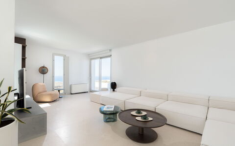 Villa Kallisti: Mobilia, Pavimentazione, Interior Design, Pavimento, Divano, Soggiorno, Appartamento, Soffitto, Camera, Tavolo