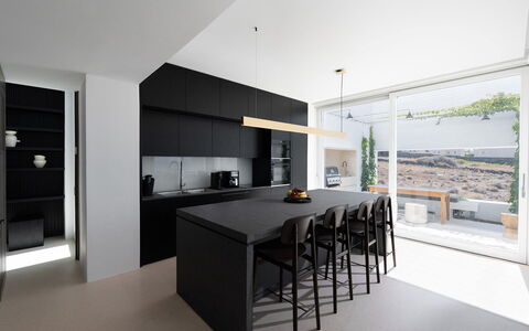 Villa Kallisti: Mobilia, Interior Design, Cucina, Pavimentazione, Pavimento, Controsoffitto, Legna, Soffitto, Cucina & Sala Da Pranzo Tavolo, Illuminazione