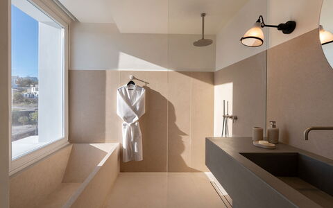Villa Kallisti: Pavimentazione, Parete, Interior Design, Idraulico Fixture, Pavimento, Bagno, Mobiletto Del Bagno, Lavandino Del Bagno, Rubinetto, Lavello