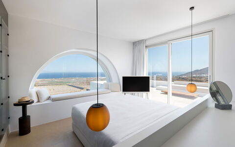 Villa Kallisti: Pavimento, Soffitto, Camera Da Letto, Letto, Illuminazione Diurna, Bedding, Pavimento In Legno, Attico, Hotel, Lenzuolo