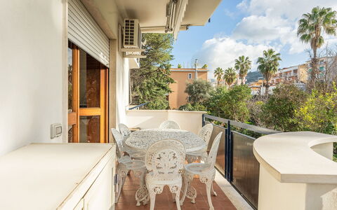 Casa Lucio: Zona Residenziale, Appartamento, Casa, Balcone, Shade, Sedia, Pianta Della Casa, Attico