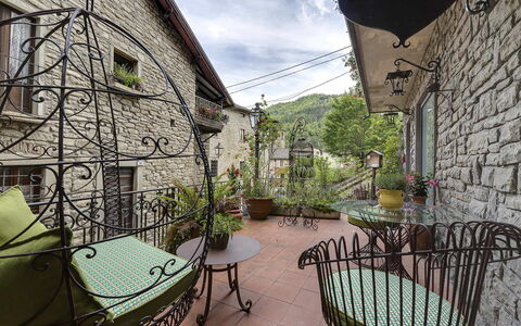 Villa Senio: Vaso Di Fiori, Ferro, Pianta Della Casa, Sedia, Mobili Da Esterno, Lampada, Balcone, Tavolo Esterno, Flagstone, Cortile