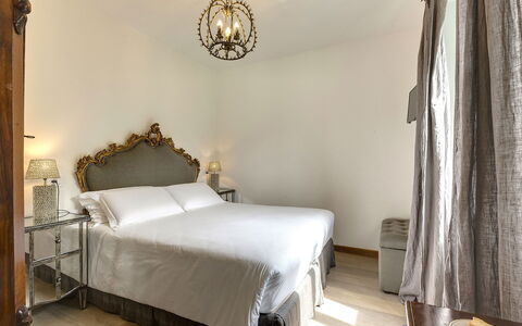 Villa Senio: Interior Design, Mobilia, Camera Da Letto, Letto, Illuminazione, Bedding, Pavimento, Casa, Pavimentazione, Telaio Del Letto