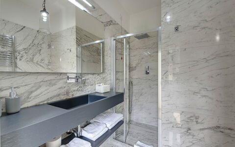 Villa Senio: Pavimentazione, Idraulico Fixture, Interior Design, Pavimento, Bagno, Lavandino Del Bagno, Rubinetto, Lavello, Idraulico, Piastrella