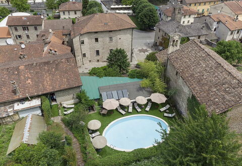 Villa Senio: Casa, Mobili Da Esterno, Insediamento Umano, Ombrello, Cortile, Estate, Hacienda, Cortile, Piscina, Landscaping