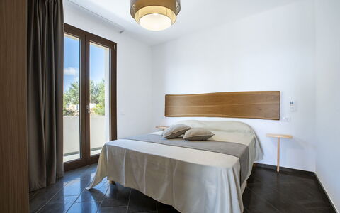 Villa Priscilla: Interior Design, Legna, Pavimentazione, Pavimento, Camera Da Letto, Mobilia, Letto, Soffitto, Camera, Illuminazione