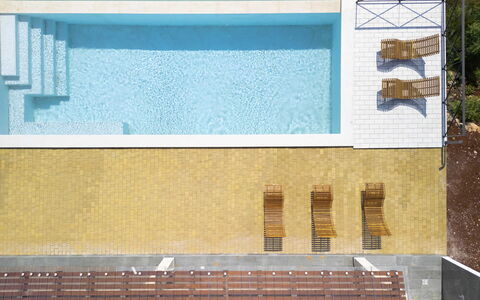 Villa Priscilla: Piscina, Legna, Pavimento, Materiale Composito, Shade, Color Legno, Ricorrere, Latifoglie, Design, Piastrella