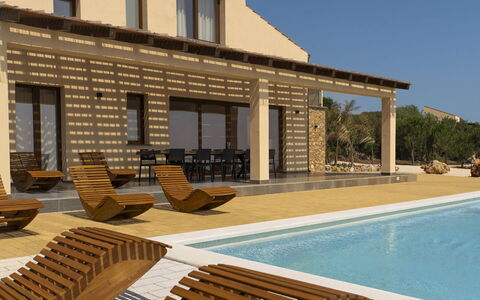 Villa Priscilla: Legna, Architettura, Shade, Piscina, Materiale Composito, Portico, Mobili Da Esterno, Sedia, Estate, Struttura Esterna