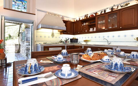 Villa Birbante: Mobilia, Interior Design, Cucina, Tavolo, Tavola, Pavimentazione, Controsoffitto, Sedia, Cucina & Sala Da Pranzo Tavolo, Sala Da Pranzo