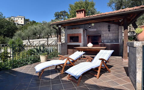 Villa Birbante: Mobilia, Mobili Da Esterno, Sedia, Flagstone, Terrazza, Backyard, Giardino, Shade, Struttura Esterna, Piastrella