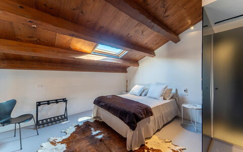 Iris House: Pavimentazione, Legna, Pavimento, Interior Design, Soffitto, Pavimento In Legno, Camera Da Letto, Camera, Letto, Latifoglie