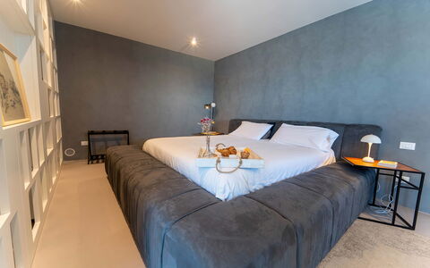 Iris House: Mobilia, Letto, Interior Design, Pavimento, Camera Da Letto, Pavimentazione, Parete, Bedding, Lenzuolo, Legna