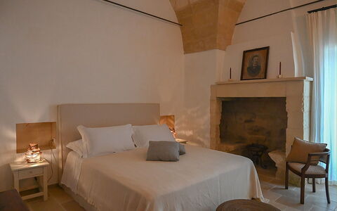 Masseria Loyola: Parete, Mobilia, Interior Design, Pavimentazione, Camera Da Letto, Pavimento, Letto, Lenzuolo, Soffitto, Bedding