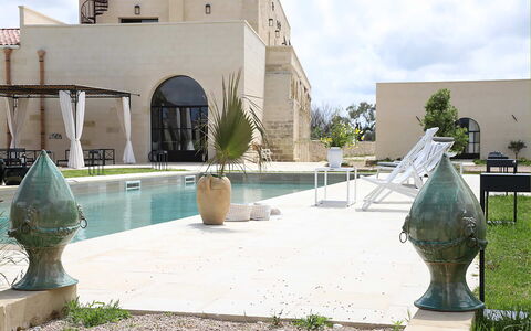 Masseria Loyola: Estate, Piscina, Landscaping, Hacienda, Calcestruzzo, Cortile, Shade, Dimora, Villa, Giochi D'Acqua
