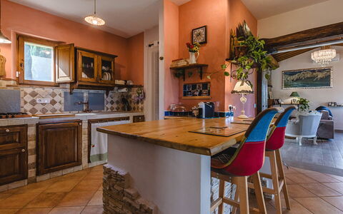 Villa dei Fiori: Mobilia, Interior Design, Pavimentazione, Cucina, Controsoffitto, Legna, Pavimento, Cabinetry, Soffitto, Camera
