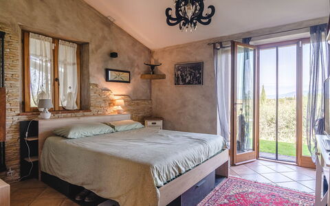 Villa dei Fiori: Mobilia, Letto, Interior Design, Camera Da Letto, Parete, Pavimentazione, Pavimento, Lenzuolo, Bedding, Camera