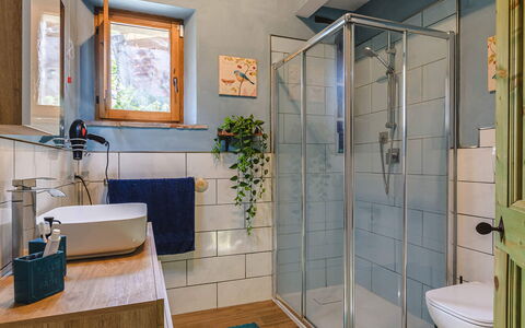Villa dei Fiori: Pavimentazione, Interior Design, Pavimento, Idraulico Fixture, Bagno, Illuminazione, Camera, Mobilia, Casa, Idraulico