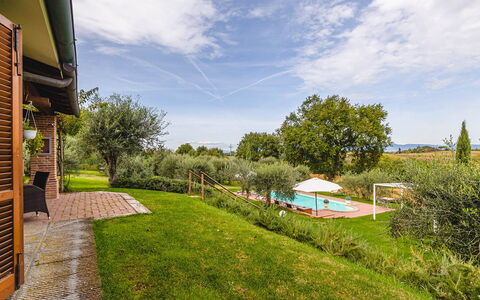 Villa dei Fiori: Giardino, Prato, Estate, Cortile, Landscaping, Hacienda, Backyard, Agriturismo, Piantagione, Villa