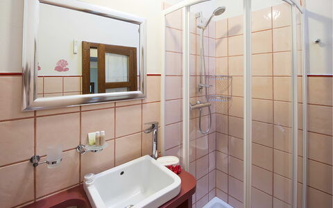 Mariuccia 3: Lavandino Del Bagno, Idraulico Fixture, Interior Design, Bagno, Lavello, Pavimentazione, Pavimento, Camera, Idraulico, Rubinetto
