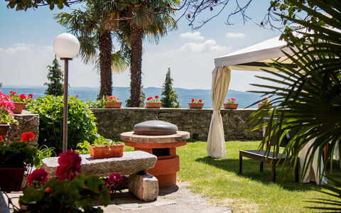 Mariuccia 3: Vaso Di Fiori, Shade, Giardino, Ricorrere, Mobili Da Esterno, Landscaping, Pianta Della Casa, Eco Hotel, Tavolo Esterno