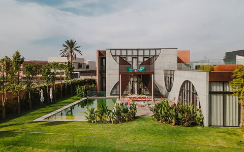 Villa Zaynab: Architettura, Giardino, Shade, Eco Hotel, Cortile, Landscaping, Cortile, Hacienda, Design, Illuminazione Diurna