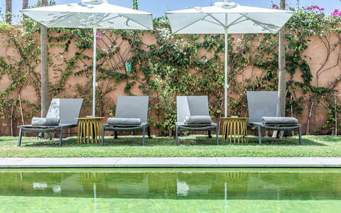 Villa Zaynab: Mobilia, Mobili Da Esterno, Sedia, Giardino, Tavolo Esterno, Shade, Ombrello, Terrazza, Design, Landscaping