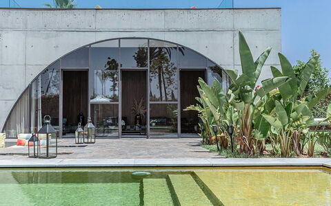 Villa Zaynab: Materiale Composito, Shade, Calcestruzzo, Materiali Naturali, Illuminazione Diurna, Design, Sedia, Piscina, Pianta Della Casa, Cortile